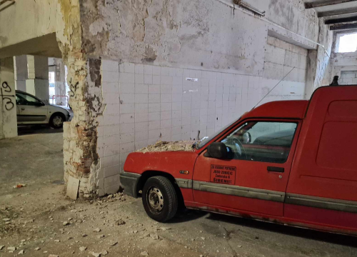 Fotografija 4 - Zloglasna garaža u Šarinoj pekari još jednom opravdala nadimak: Rušio se strop po autima