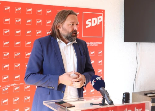 Restović i u Šibeniku pozvao na opoziv Vlade, a smatra i da za svu djecu vrtići moraju biti besplatni