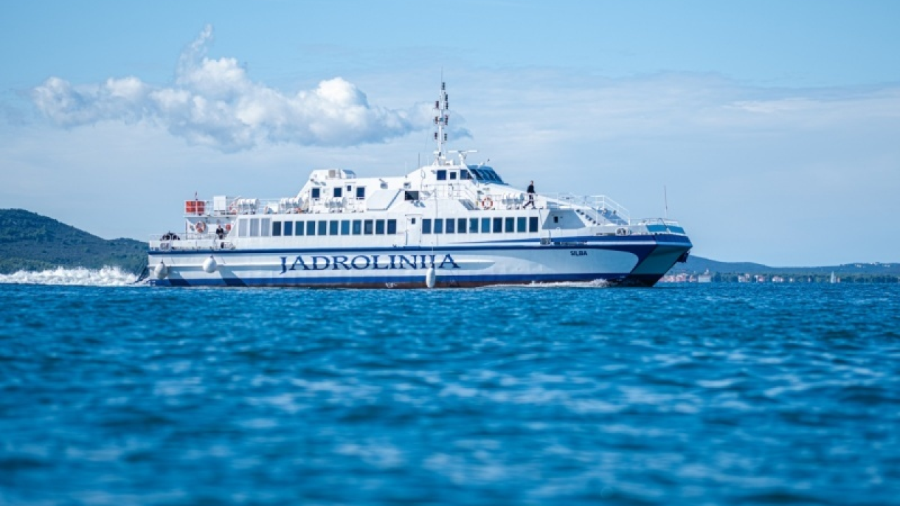 Jadrolinijin katamaran Silba udario u obalu na Dugom otoku