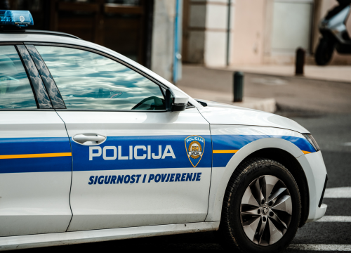 Vozač u Drnišu oborio 72-godišnjeg motociklista koji je vozio bez vozačke