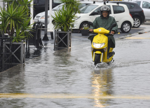 Više ni ne iznenađuje: Kiša ne prestaje padati, Dolac poplavio