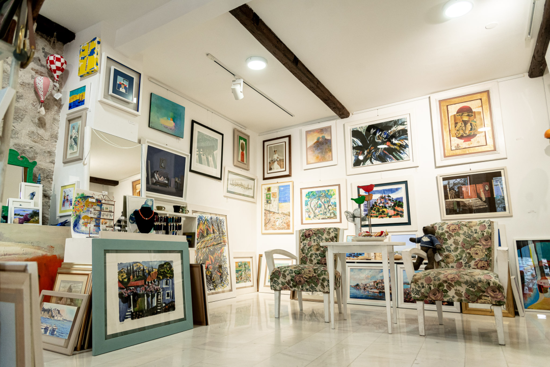 Božić je stigao u Galeriju Juraj Dalmatinac: Pronađite unikatne umjetnine i darove!