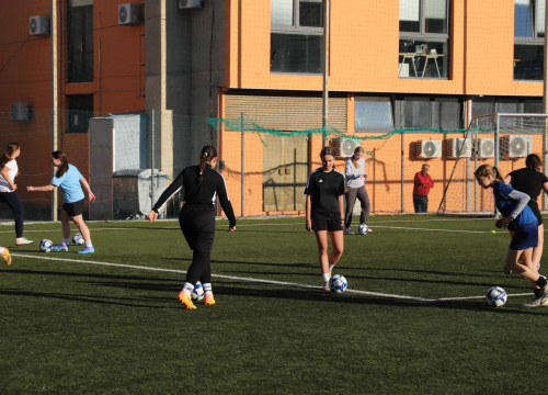 Fotografija 3 - Smijeh, igra i učenje: Velik odaziv djevojčica na trening ženskog nogometa na Šubićevcu