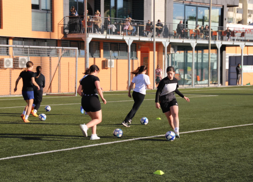 Fotografija 4 - Smijeh, igra i učenje: Velik odaziv djevojčica na trening ženskog nogometa na Šubićevcu