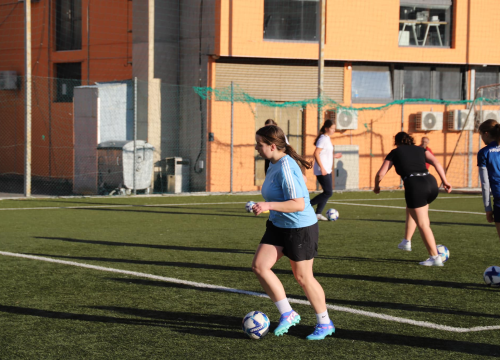 Fotografija 2 - Smijeh, igra i učenje: Velik odaziv djevojčica na trening ženskog nogometa na Šubićevcu