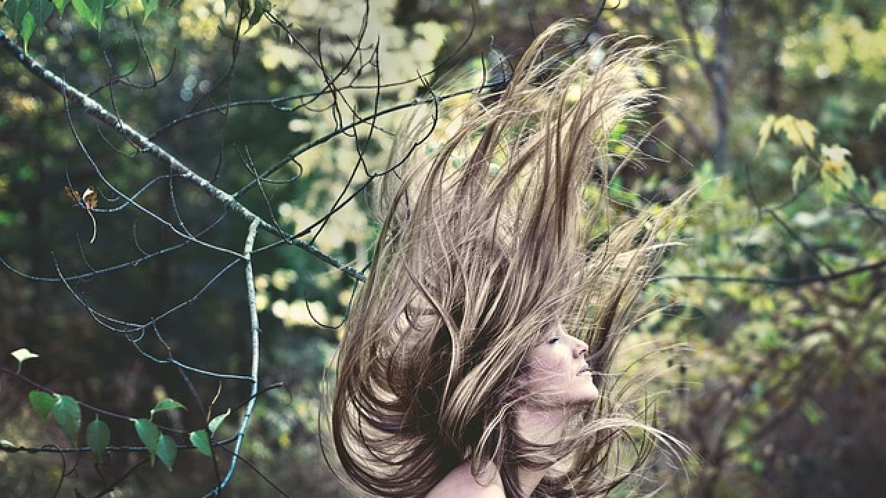 Prešli ste četrdesetu? Uz ova tri trika održite svoju kosu zdravom i bujnom