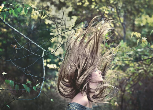 Prešli ste četrdesetu? Uz ova tri trika održite svoju kosu zdravom i bujnom