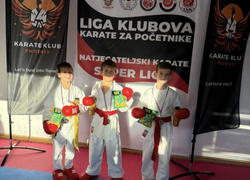 Fotografija 20 - Policijski pas Tigar unio je veselje među mlade karataše u Murteru