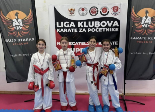 Fotografija 9 - Policijski pas Tigar unio je veselje među mlade karataše u Murteru