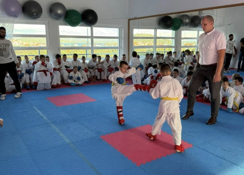 Fotografija 21 - Policijski pas Tigar unio je veselje među mlade karataše u Murteru