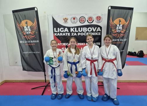 Fotografija 8 - Policijski pas Tigar unio je veselje među mlade karataše u Murteru