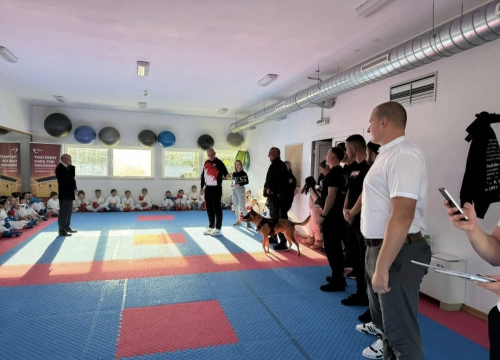 Fotografija 3 - Policijski pas Tigar unio je veselje među mlade karataše u Murteru