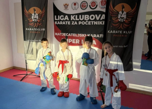 Fotografija 18 - Policijski pas Tigar unio je veselje među mlade karataše u Murteru