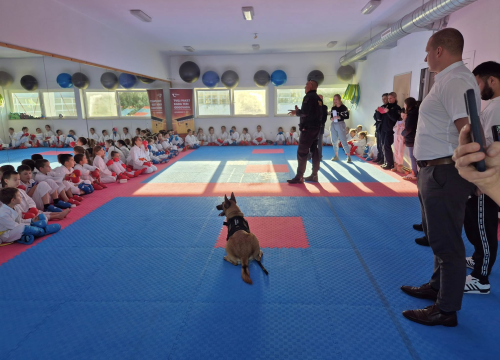 Fotografija 4 - Policijski pas Tigar unio je veselje među mlade karataše u Murteru