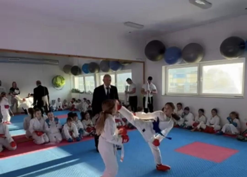 Fotografija 22 - Policijski pas Tigar unio je veselje među mlade karataše u Murteru