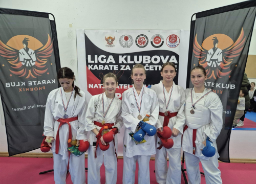 Fotografija 6 - Policijski pas Tigar unio je veselje među mlade karataše u Murteru