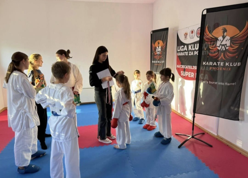 Fotografija 19 - Policijski pas Tigar unio je veselje među mlade karataše u Murteru