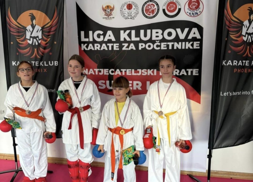 Fotografija 17 - Policijski pas Tigar unio je veselje među mlade karataše u Murteru