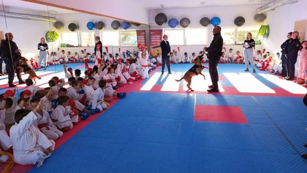 Policijski pas Tigar unio je veselje među mlade karataše u Murteru