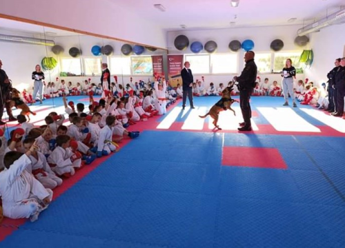 Policijski pas Tigar unio je veselje među mlade karataše u Murteru