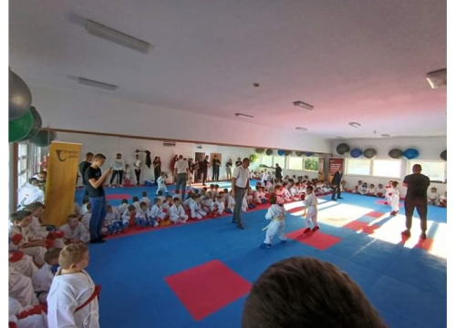 Fotografija 2 - Policijski pas Tigar unio je veselje među mlade karataše u Murteru