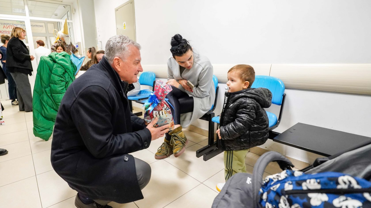Burić u pratnji sv. Nikole razveselio mališane na šibenskoj pedijatriji