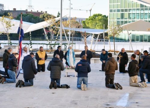 Evo opet molitelja: Muškarci klečali ispred gradske uprave u centru Šibenika