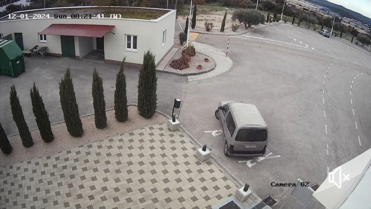 Uhvatila ga kamera: Iz šibenskih Čempresa pozivaju vozača koji je razbio pitar na Kvanju