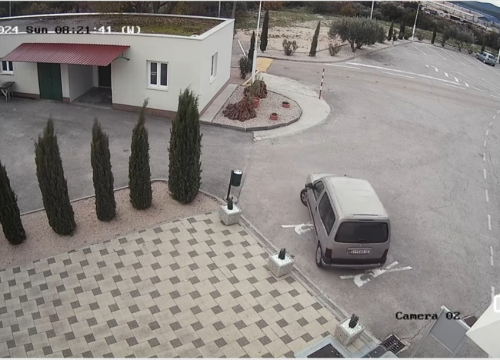 Uhvatila ga kamera: Iz šibenskih Čempresa pozivaju vozača koji je razbio pitar na Kvanju