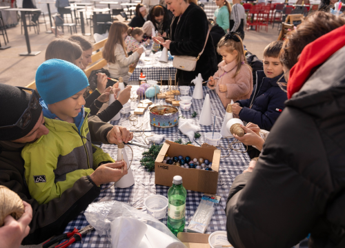 Fotografija 23 - Toplina i zajedništvo: Kninski mališani na radionici izradili božićne borove
