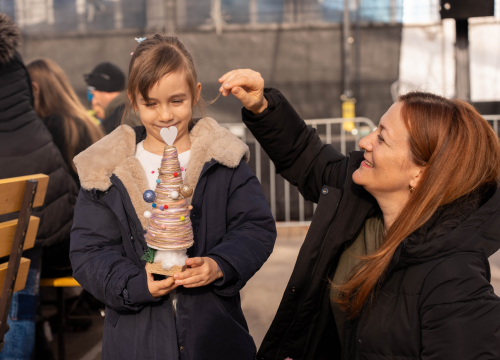Fotografija 8 - Toplina i zajedništvo: Kninski mališani na radionici izradili božićne borove