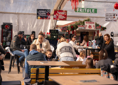 Fotografija 11 - Toplina i zajedništvo: Kninski mališani na radionici izradili božićne borove