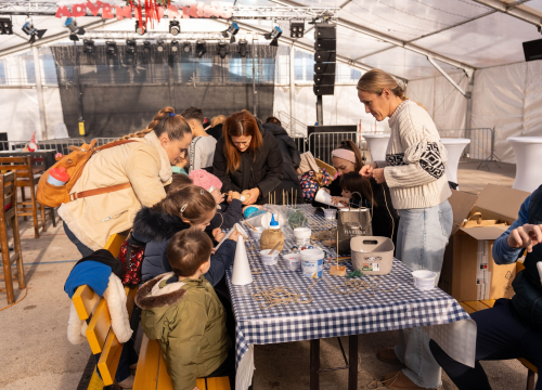 Fotografija 19 - Toplina i zajedništvo: Kninski mališani na radionici izradili božićne borove
