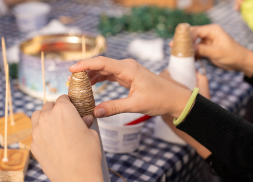 Fotografija 13 - Toplina i zajedništvo: Kninski mališani na radionici izradili božićne borove