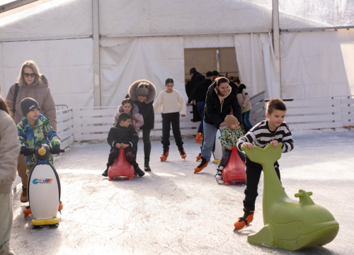 Fotografija 7 - Toplina i zajedništvo: Kninski mališani na radionici izradili božićne borove
