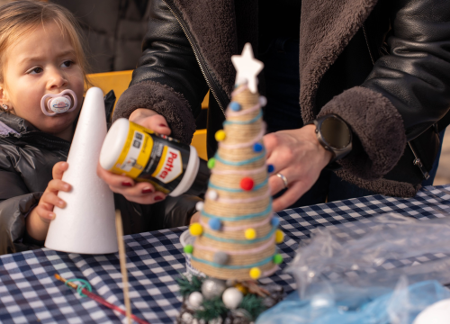 Fotografija 6 - Toplina i zajedništvo: Kninski mališani na radionici izradili božićne borove