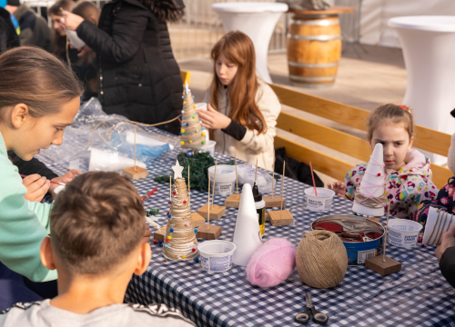 Fotografija 14 - Toplina i zajedništvo: Kninski mališani na radionici izradili božićne borove