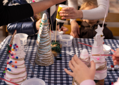 Toplina i zajedništvo: Kninski mališani na radionici izradili božićne borove