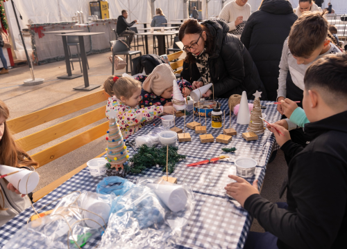 Fotografija 21 - Toplina i zajedništvo: Kninski mališani na radionici izradili božićne borove
