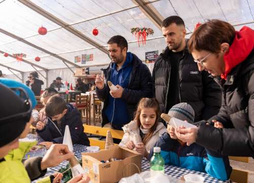 Fotografija 15 - Toplina i zajedništvo: Kninski mališani na radionici izradili božićne borove
