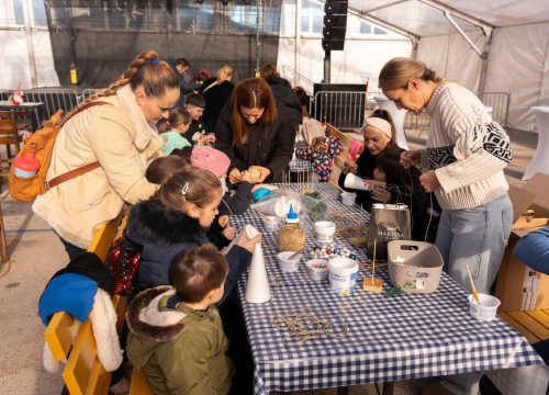 Fotografija 25 - Toplina i zajedništvo: Kninski mališani na radionici izradili božićne borove