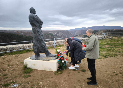 Fotografija 3 - Mjesto sjećanja, zahvalnosti i ponosa: Polaganjem vijenaca na kninskoj Tvrđavi odana počast Franji Tuđmanu