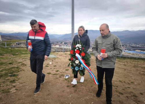 Fotografija 2 - Mjesto sjećanja, zahvalnosti i ponosa: Polaganjem vijenaca na kninskoj Tvrđavi odana počast Franji Tuđmanu