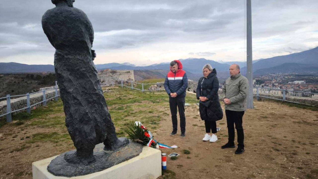 Mjesto sjećanja, zahvalnosti i ponosa: Polaganjem vijenaca na kninskoj Tvrđavi odana počast Franji Tuđmanu