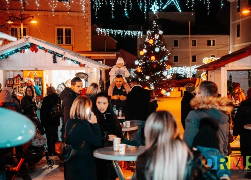 Djed Mraz u Drnišu: Glazbeno-plesni spektakl i radionica za mališane
