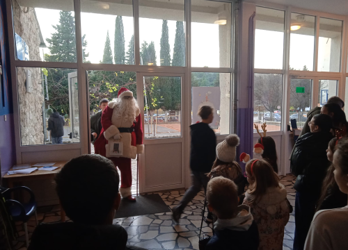 Fotografija 5 - Djed Božićnjak razveselio korisnike Centra Šubićevac