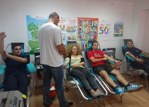 Dar koji znači život: Velik odaziv u Drnišu na akciji davanja krvi, a Anamariji i Ivanu bio je to prvi put