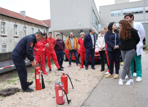 Fotografija 2 - Evakuacija i spašavanje: Bez brige, ovo je samo vježba ako slučajno dođe do požara u šibenskoj hitnoj pomoći