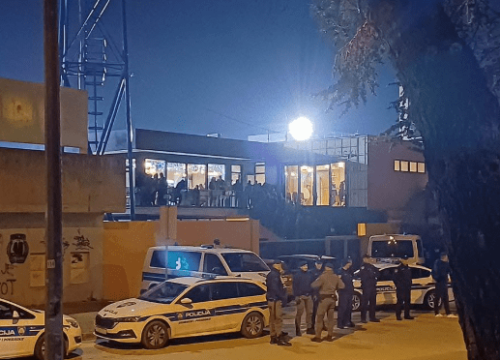 Dočekala ih policija: Torcidaši u redovima na Šubićevcu čekali na kupnju karata za utakmicu Šibenik-Hajduk