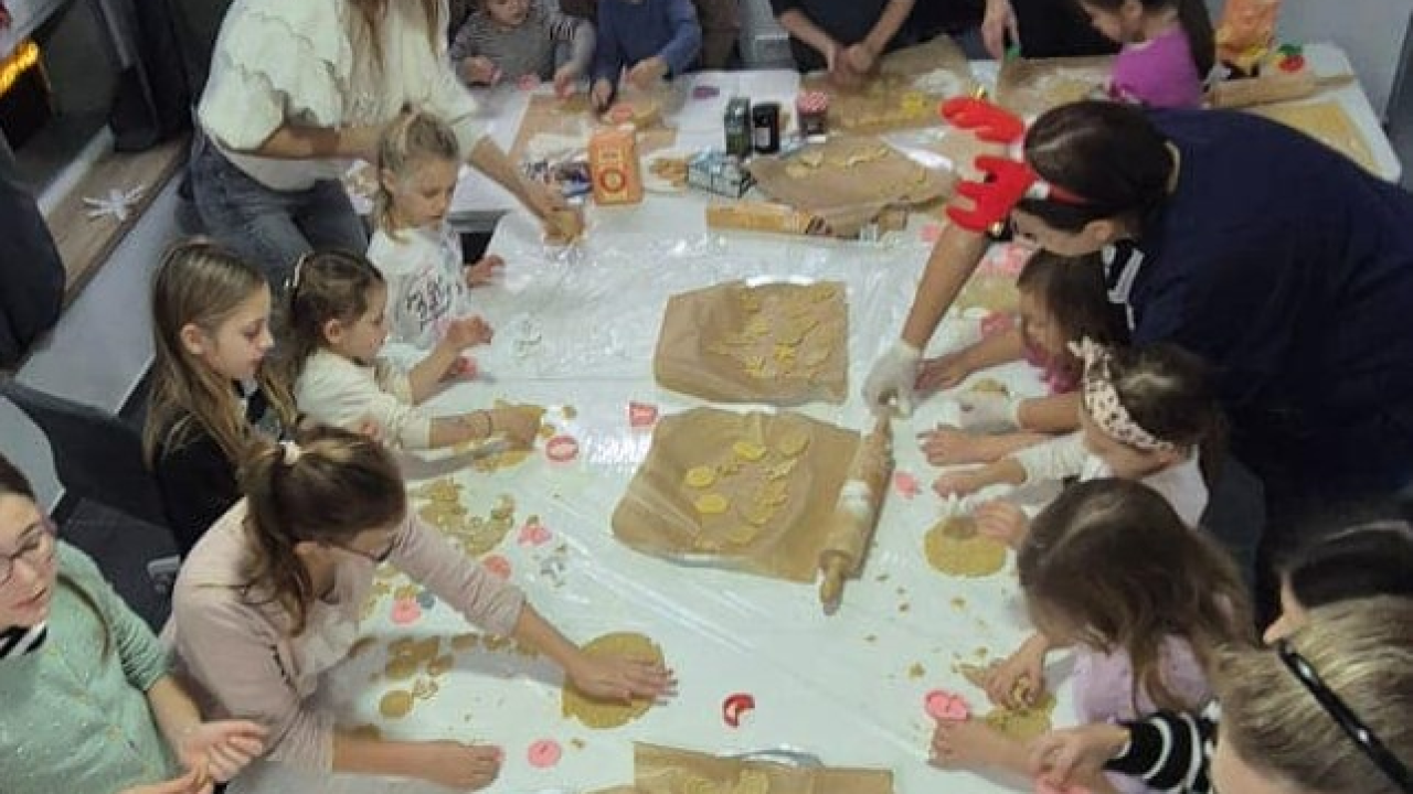 Božićni kolačići i igra: Murterski mališani uživali na radionici i čajanki u Društvenom centru Jedro